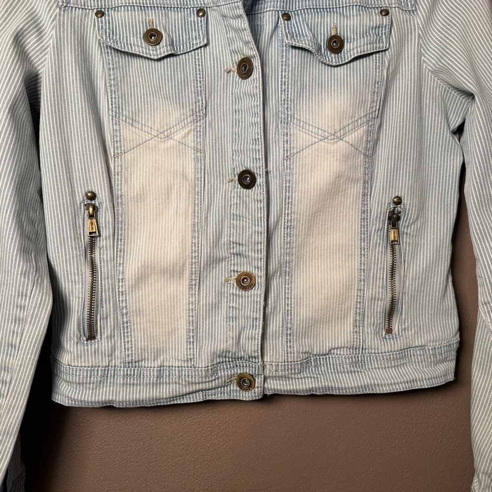 Jou Jou Womens Cropped Light Wash Distressed Denim Pinstripe Jean Jacket Size XL - Picture 6 of 16
